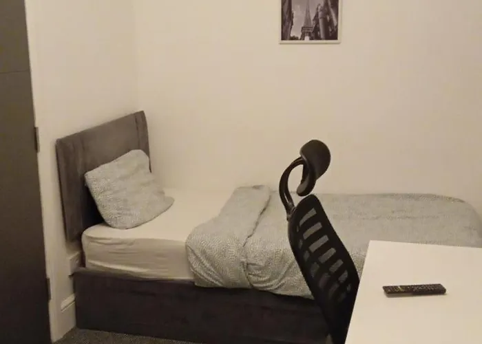 Single Room With Private Bath Free Street Parking Near Lfc